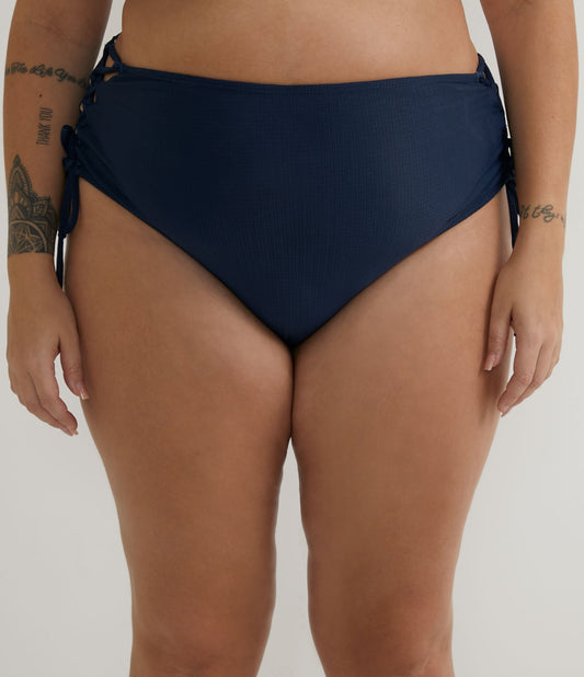 Slip bikini a vita alta in poliammide testurizzata di colore blu - Curve e taglie forti