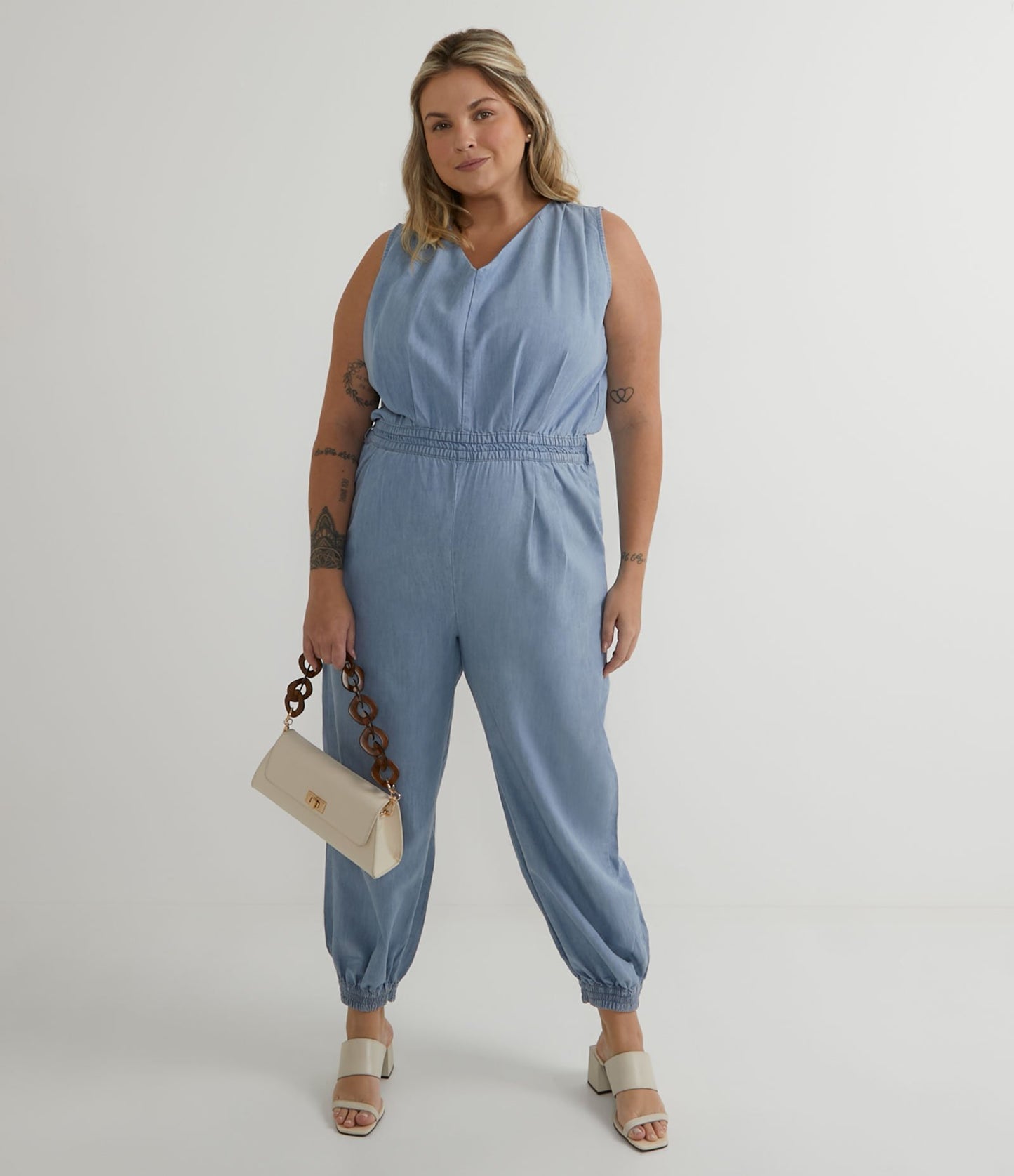 Tuta jogger in denim blu con pieghe frontali - Curve e taglie forti