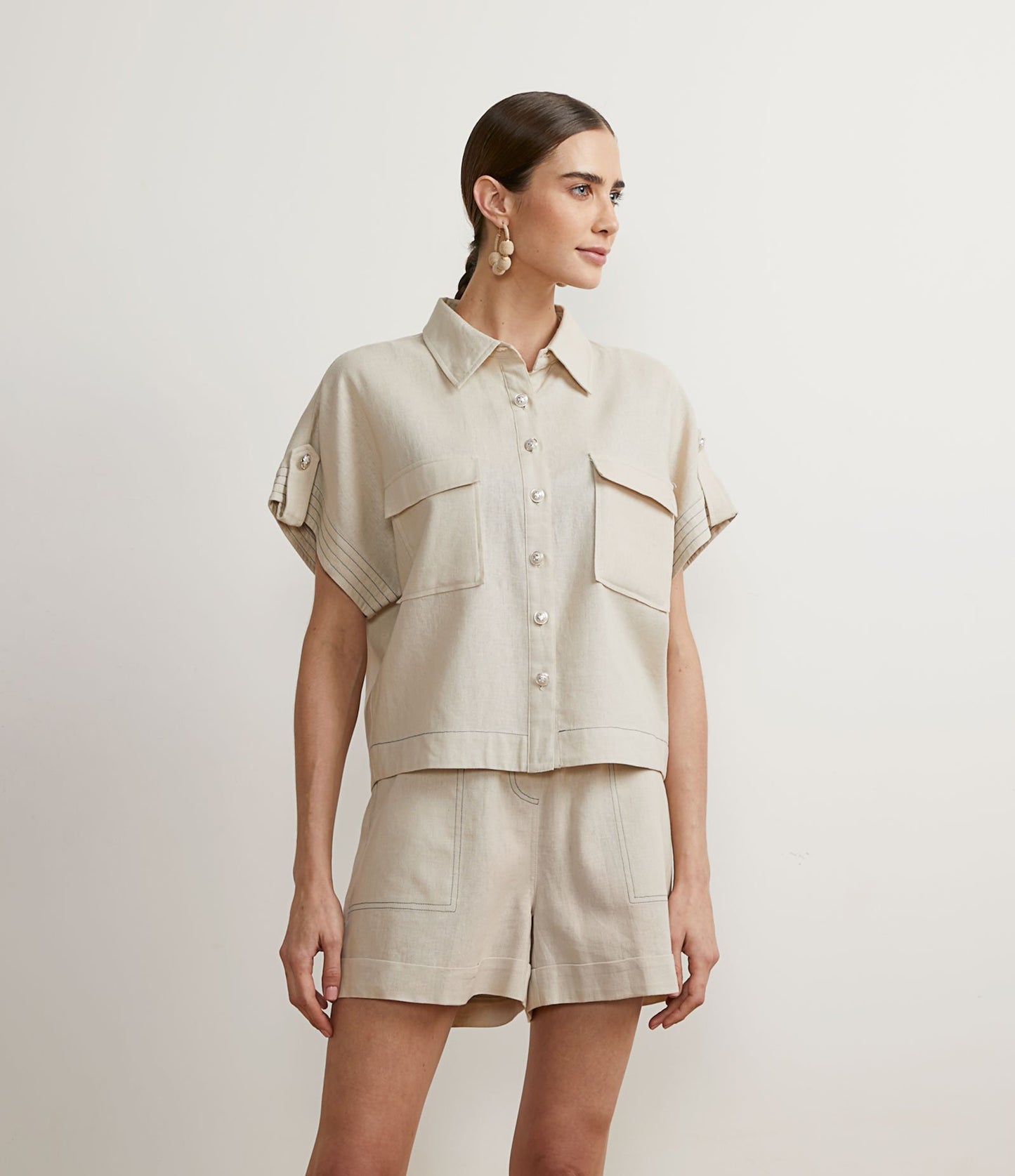 Camisa de viscosa con mangas cortas y detalle de pespunte beige