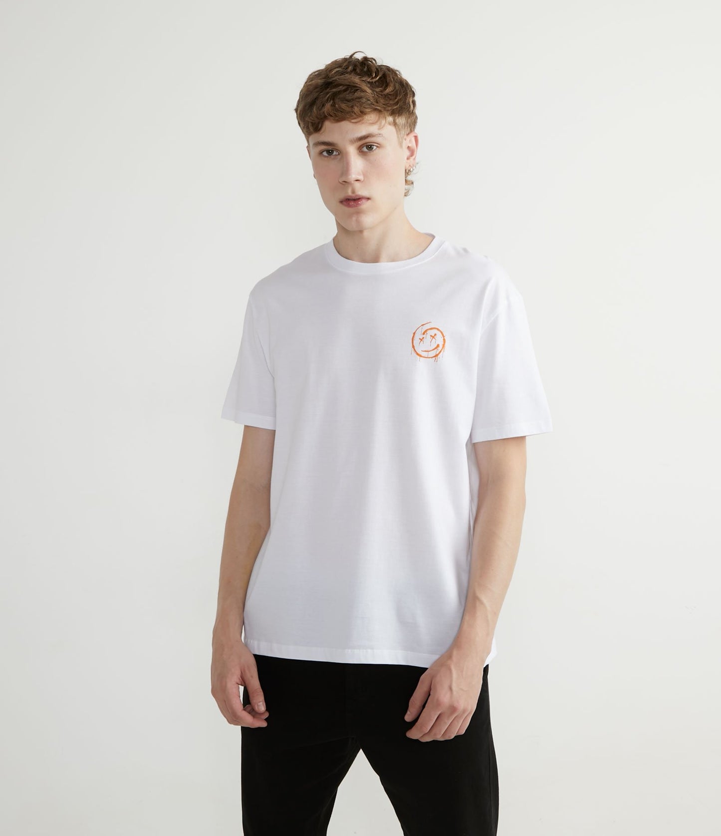 Camiseta de algodón de manga corta con estampado de sonrisas blancas sobre fondo marengo