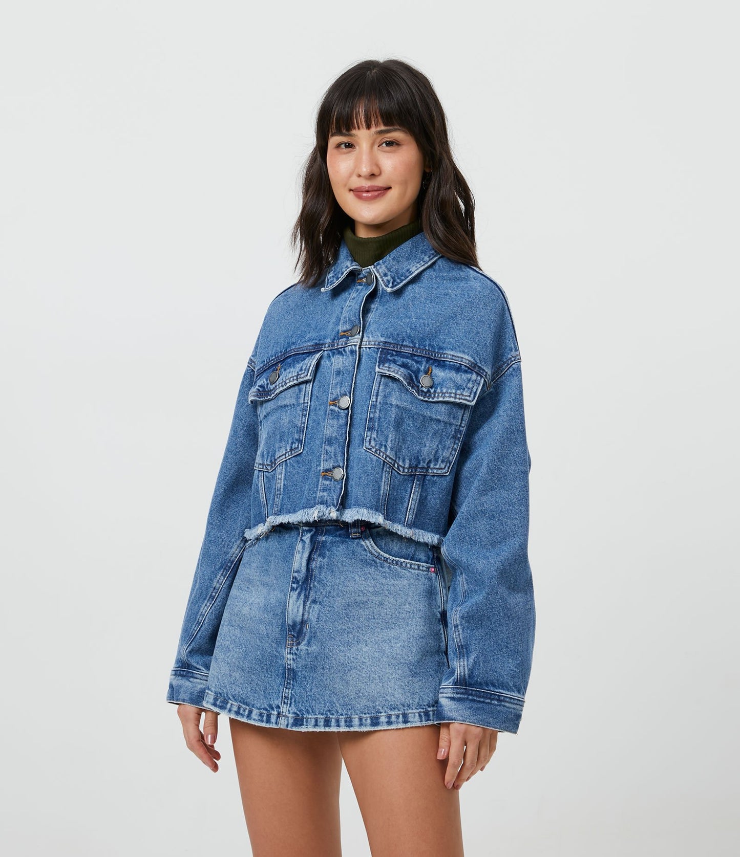 Chaqueta vaquera recortada con bolsillos y dobladillo deshilachado en azul