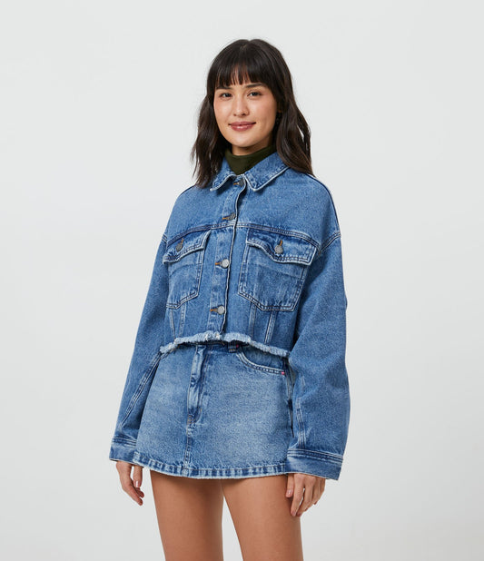 Chaqueta vaquera recortada con bolsillos y dobladillo deshilachado en azul