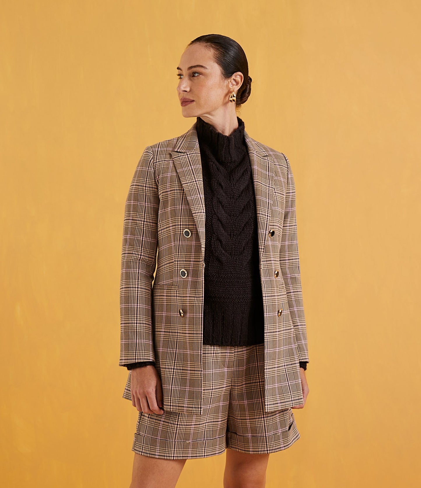 Blazer largo a medida con estampado de cuadros beige y botones únicos