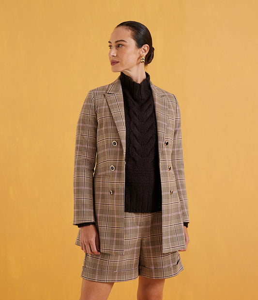 Blazer largo a medida con estampado de cuadros beige y botones únicos