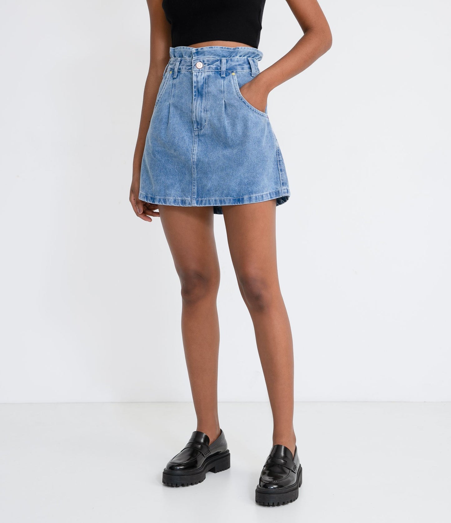 Saia jeans curta com cós com babados e bolsos exclusivos em azul