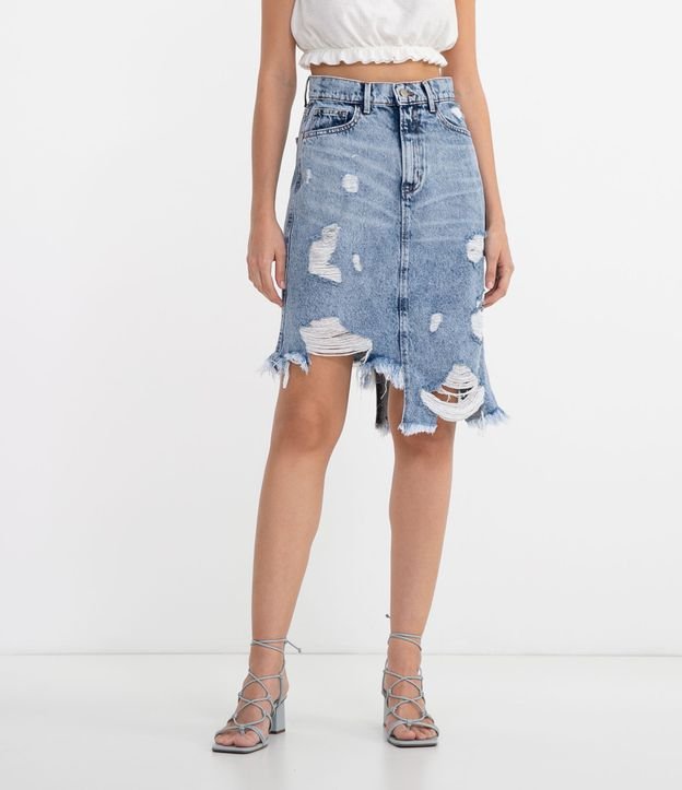 Saia midi de brim azul lisa e desgastada