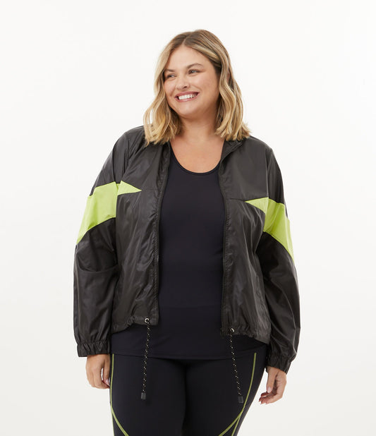 Giacca a vento nera a blocchi di colore per donne curvy e taglie forti