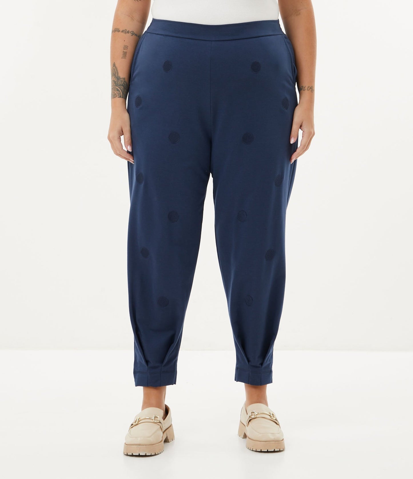 Pantalón de chándal azul con bordado de lunares - Tallas grandes y curvas