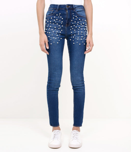 Calça jeans azul com pérolas artificiais