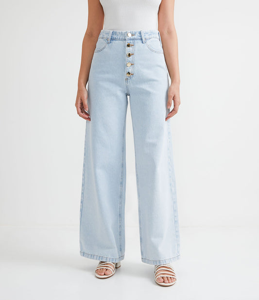 Jeans azul claro de perna larga com botões dourados