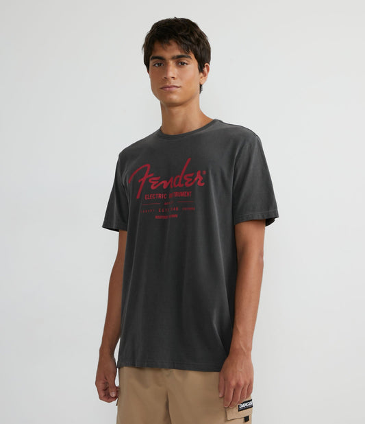 Camiseta negra de manga corta con estampado de letras Fender