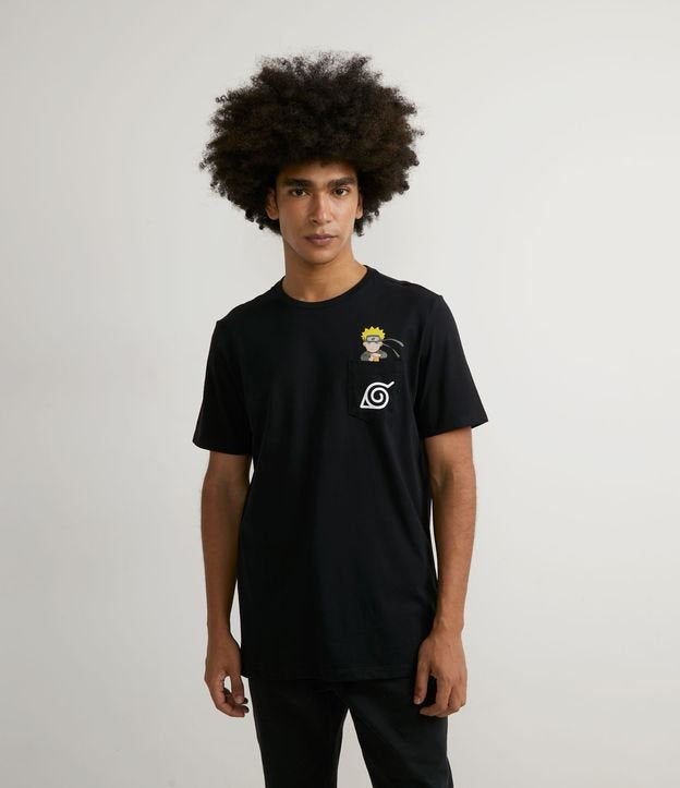 Camiseta preta de manga curta com estampa do Naruto