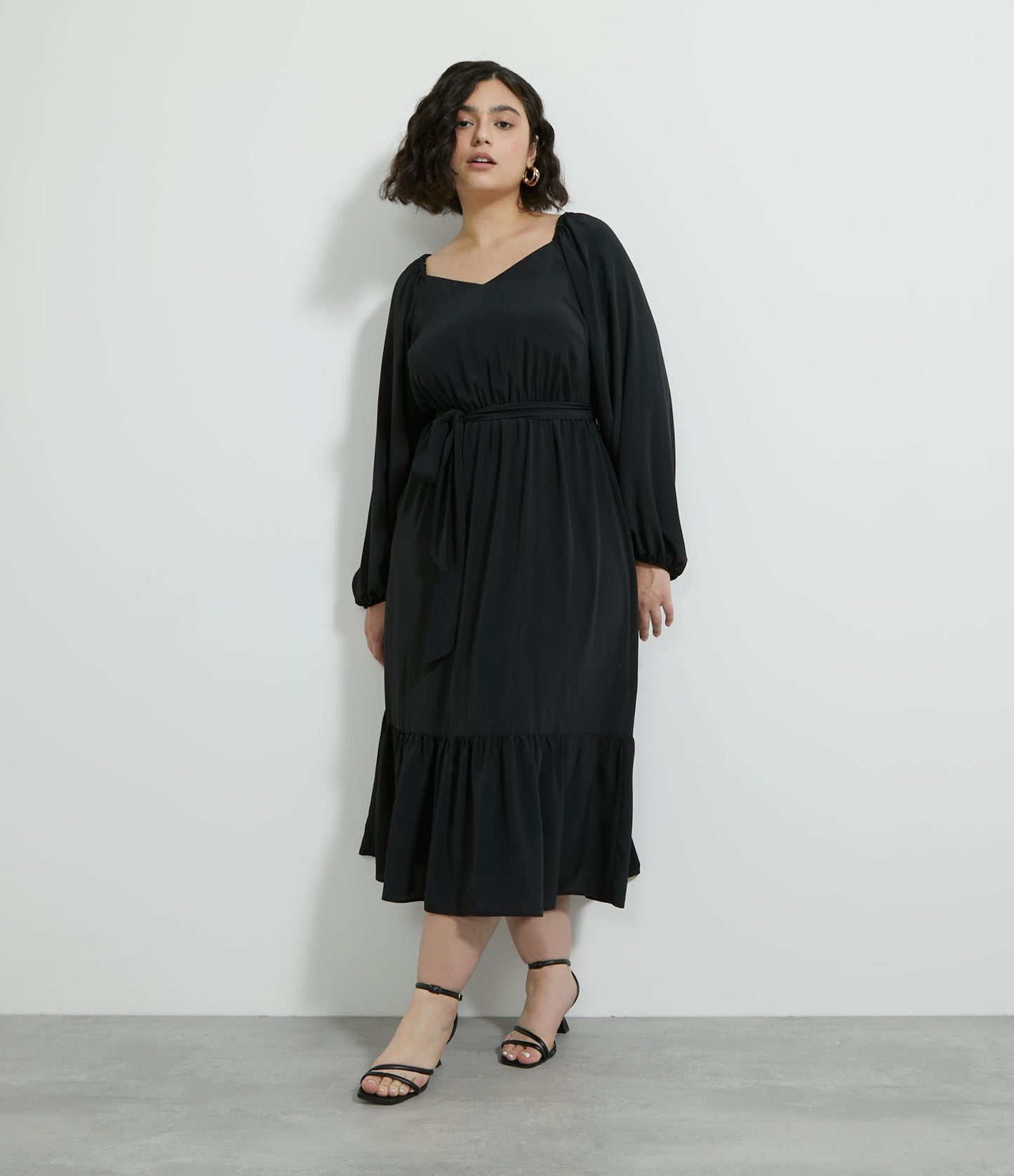 Vestito midi in crepe con cintura e orlo increspato, Curve e taglie forti, nero