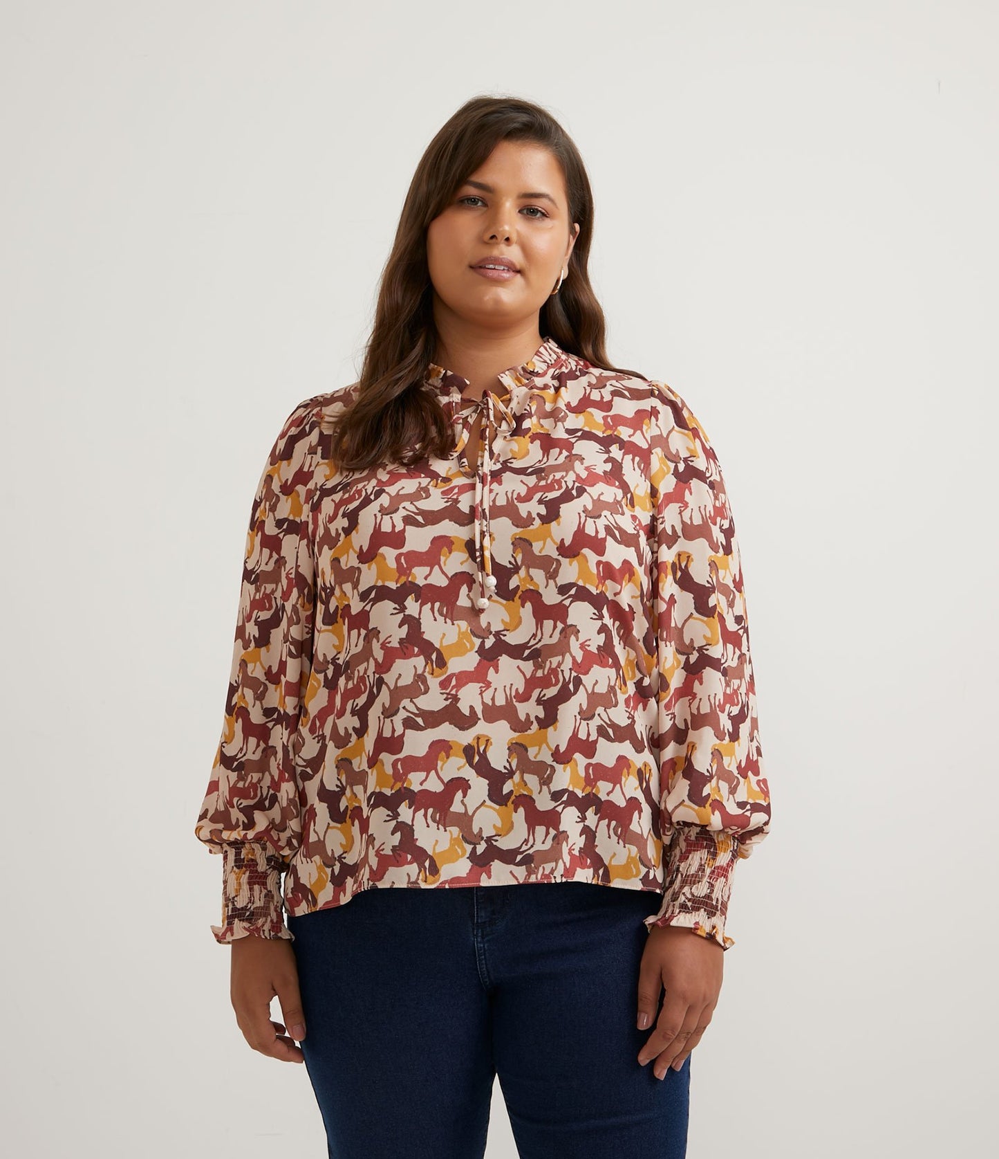 Blusa de crepe bege com estampa de cavalos - Curve & Plus Size