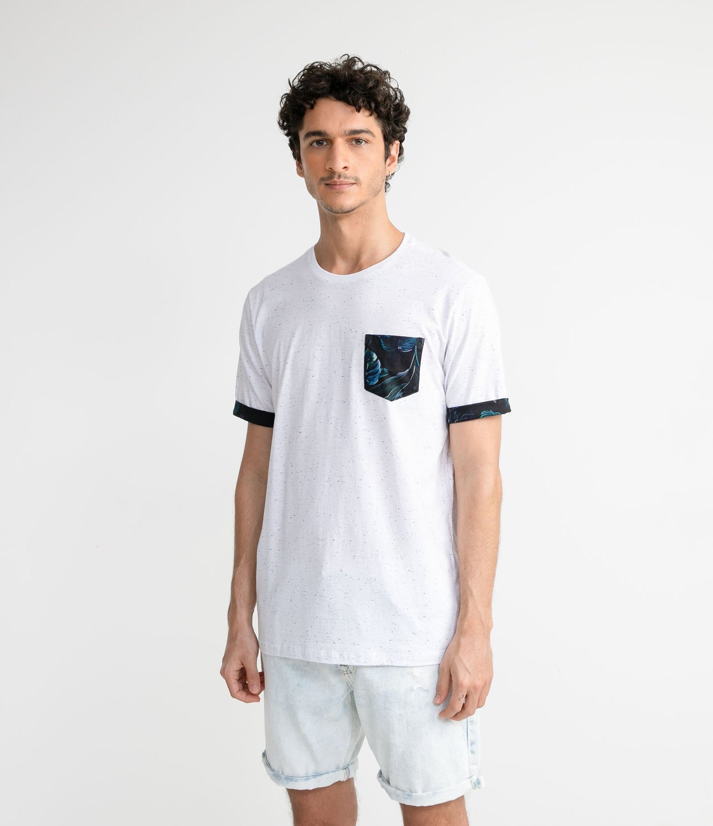 Camiseta regular de algodón con estampado de lunares y bolsillo blanco