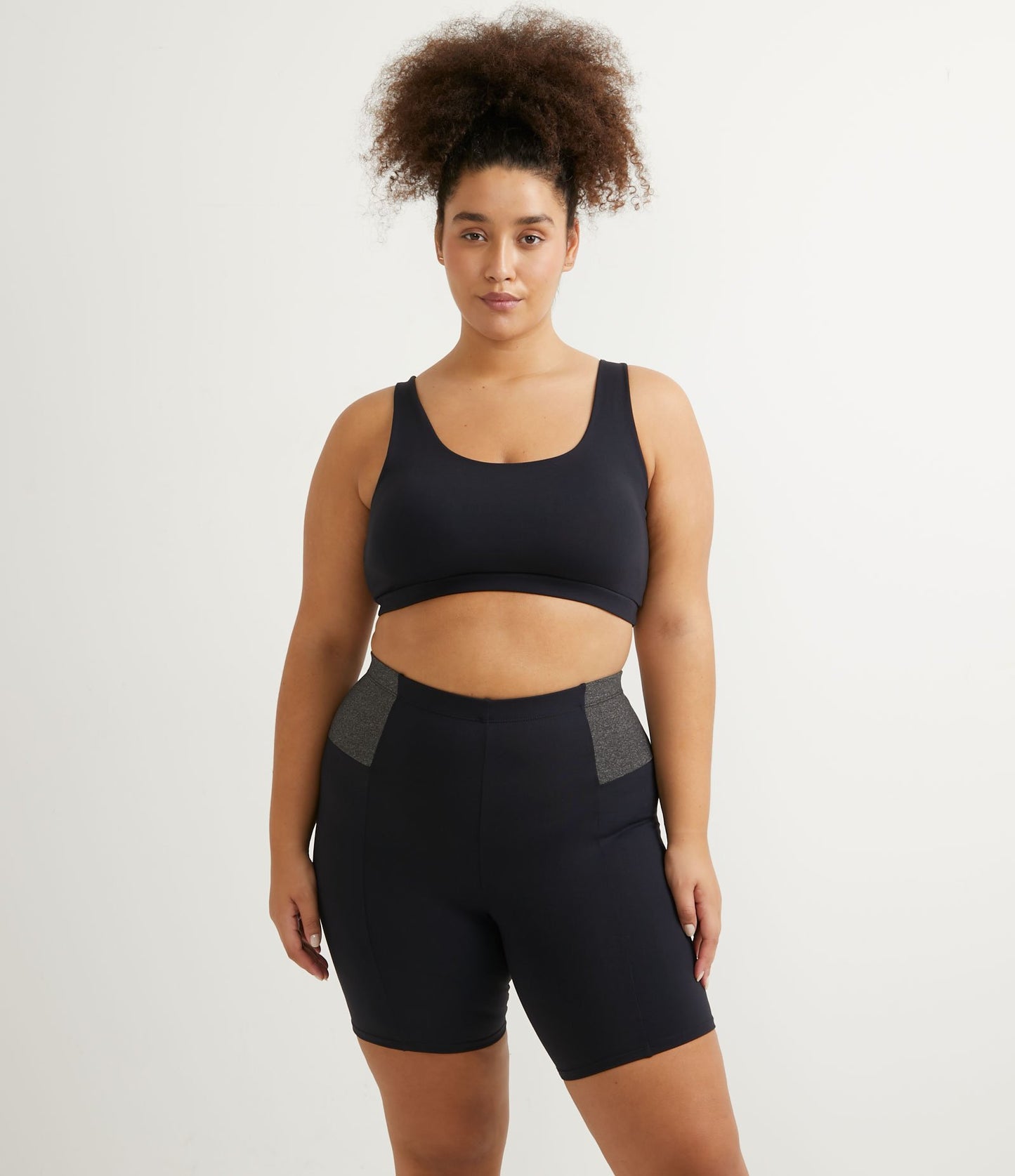 Top sportivo nero in poliammide con imbottitura rimovibile, taglie forti e taglie forti