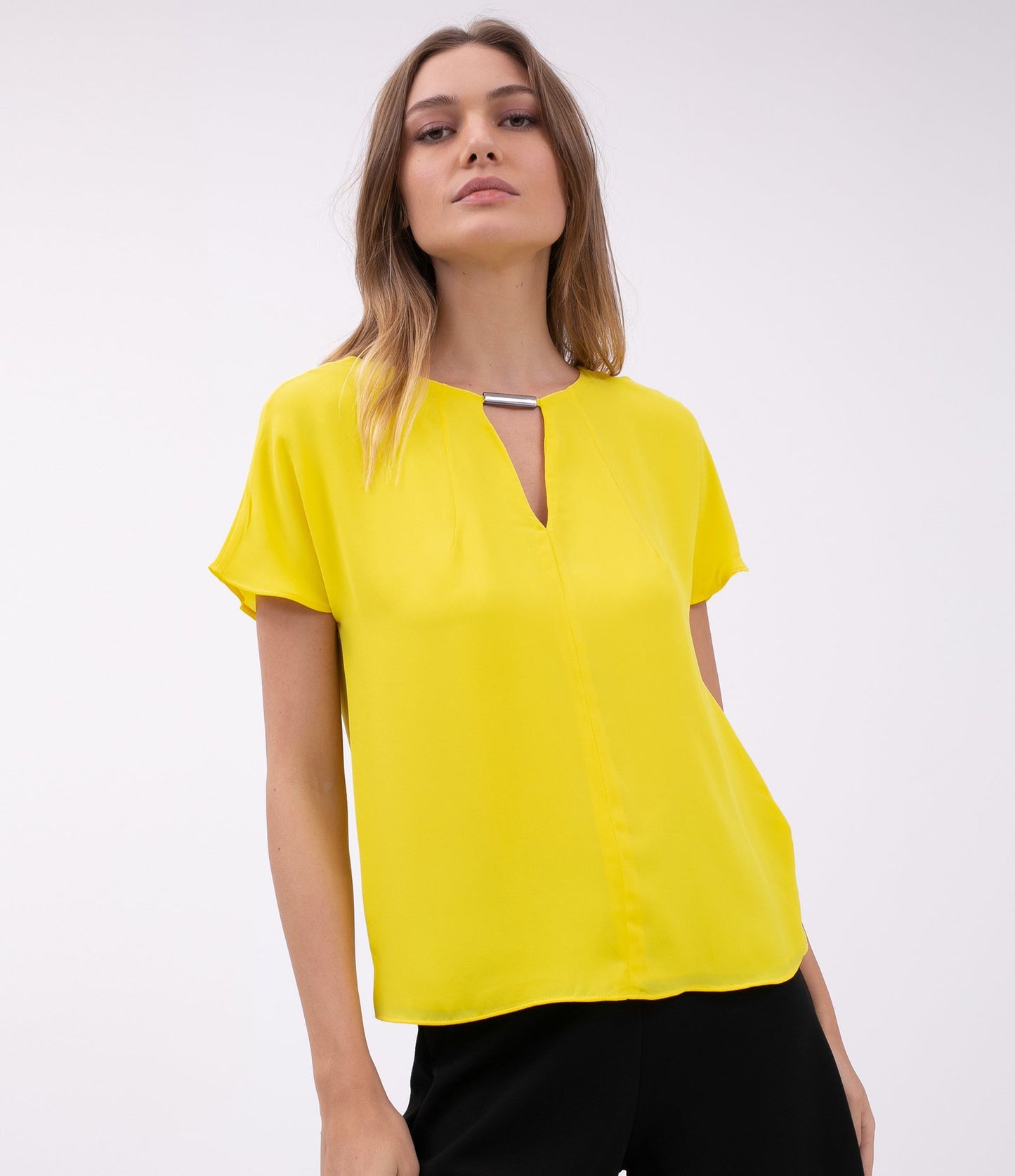 Short-Sleeve Blouse with Metallic Detail on the Collar - Yellow