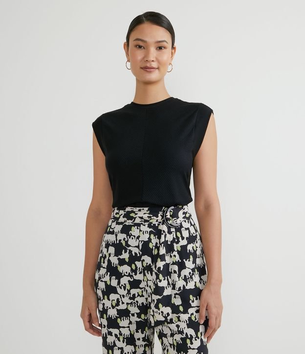 Blusa preta de viscose com nervuras e sem mangas