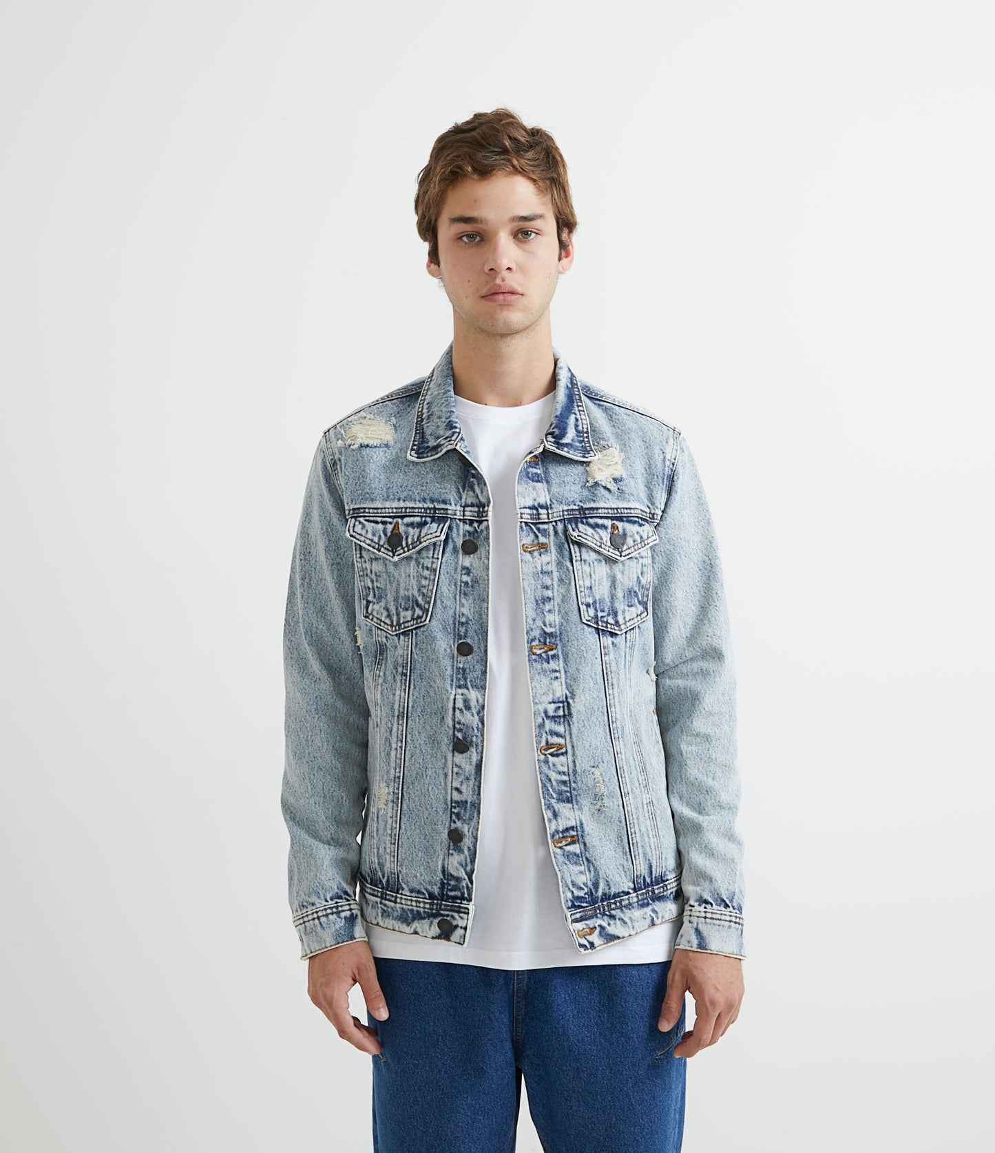 Chaqueta vaquera azul jaspeada desgastada