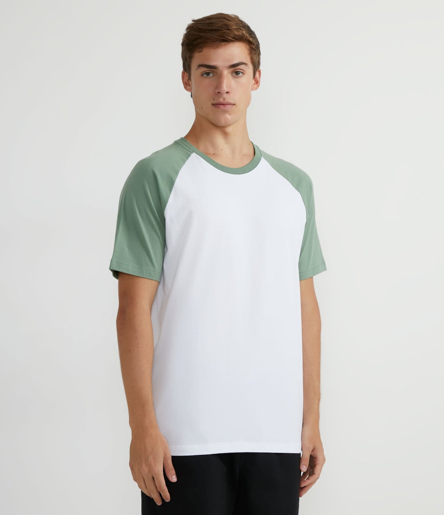 Camiseta blanca de manga corta raglán en tejido de punto liso