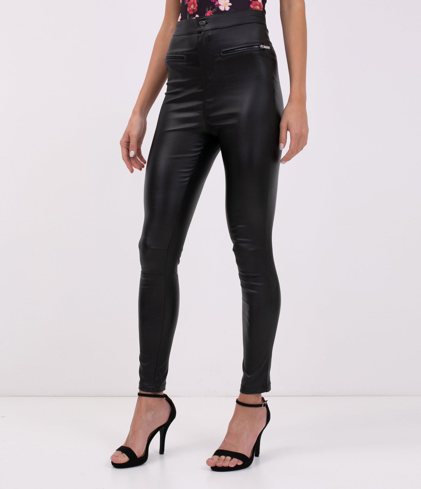 Calça skinny preta com zíper em material sintético