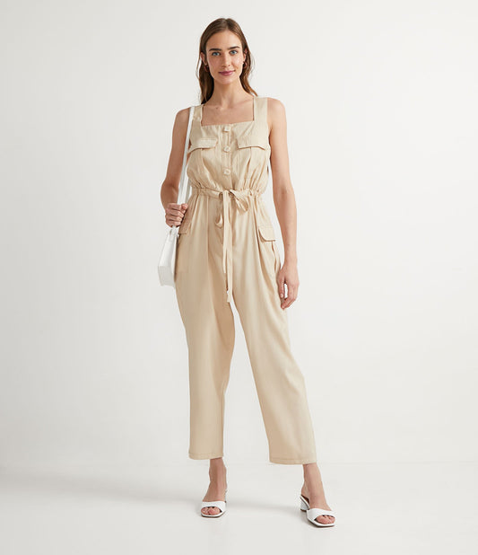 Tuta lunga in viscosa con tasche multiuso in beige