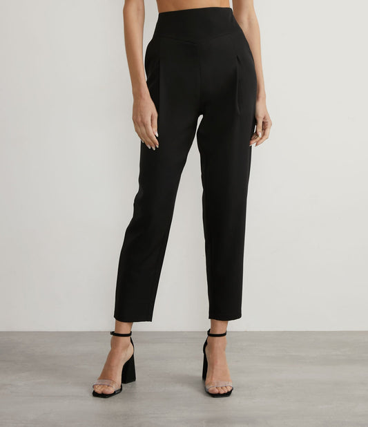 Calça Carrot em crepe com detalhe em V na cintura e pregas - Preto