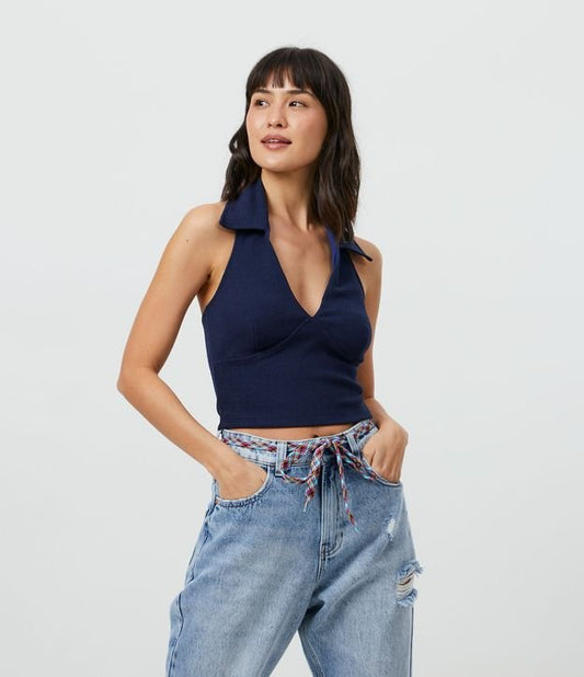 Blusa azul com gola polo e decote haltere