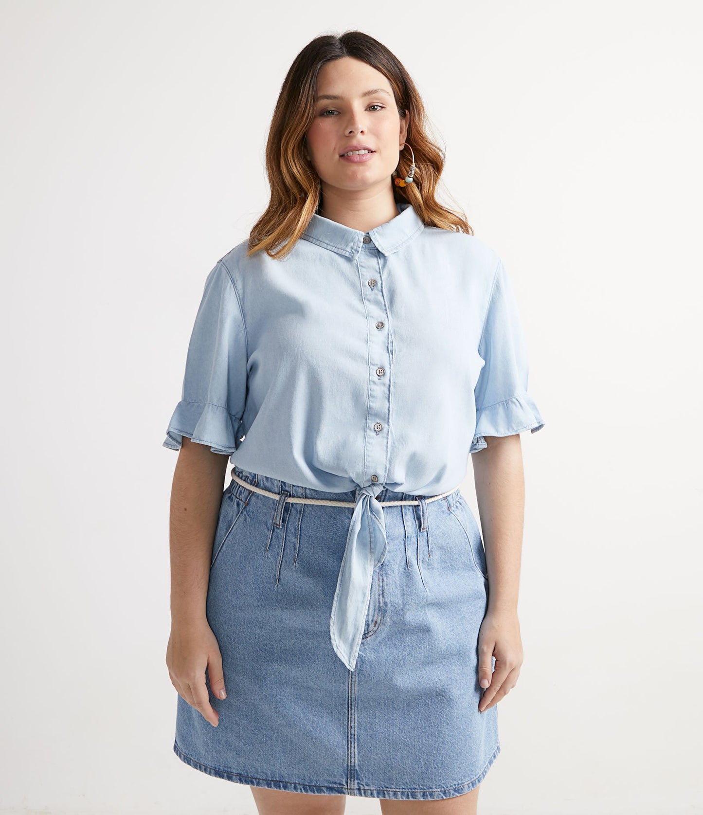 Camisa jeans azul com mangas com babados e bainha com amarração, Curve & Plus Size