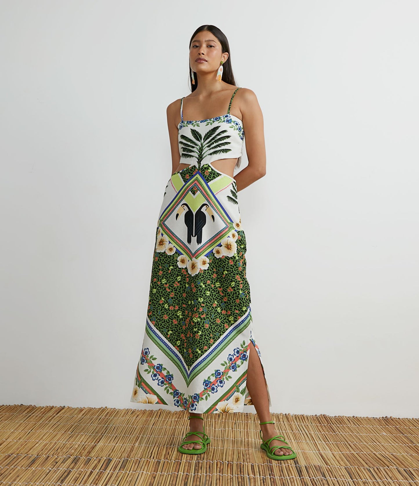 Vestido longo com alças ajustáveis, recortes na cintura e estampa tropical em branco