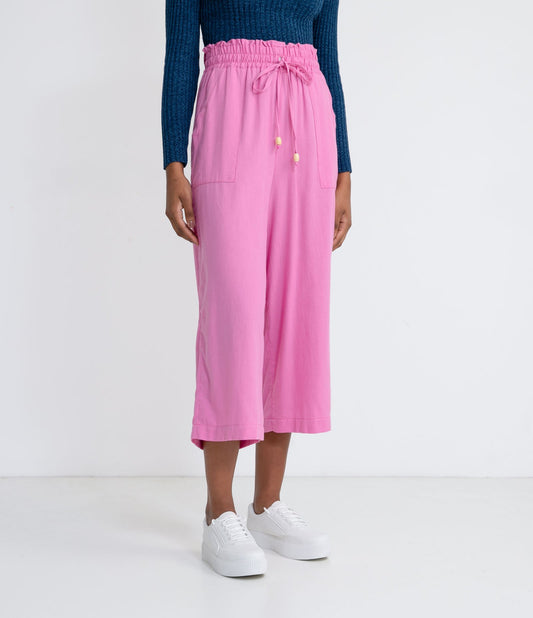 Calça pantacourt de linho rosa com cós elástico, cordão com acabamento e bolsos