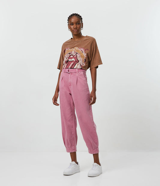 Calça de sarja folgada com cinto de fivela e pregas na cor rosa