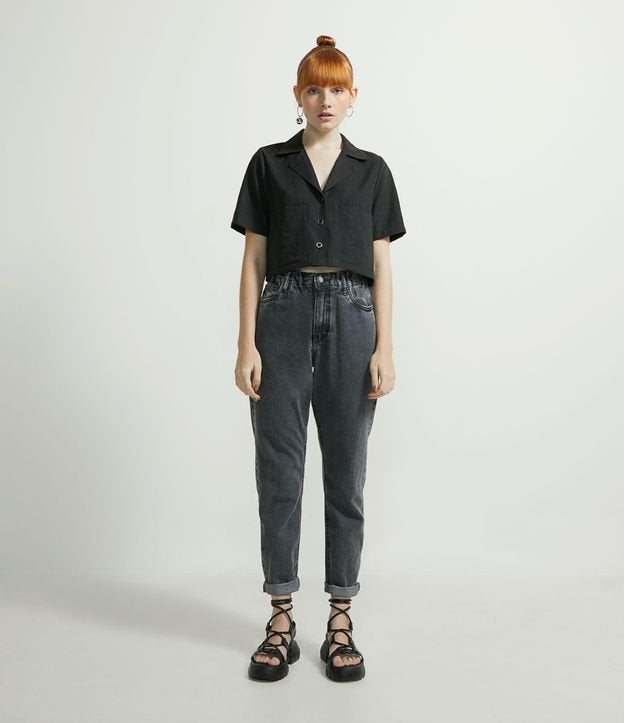 Camicia nera con maniche corte e tasche frontali