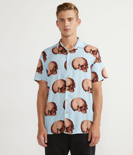 Camisa de manga curta de viscose com estampa de caveira azul