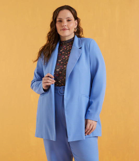 Blazer longo sob medida em azul para tamanhos curvos e plus size