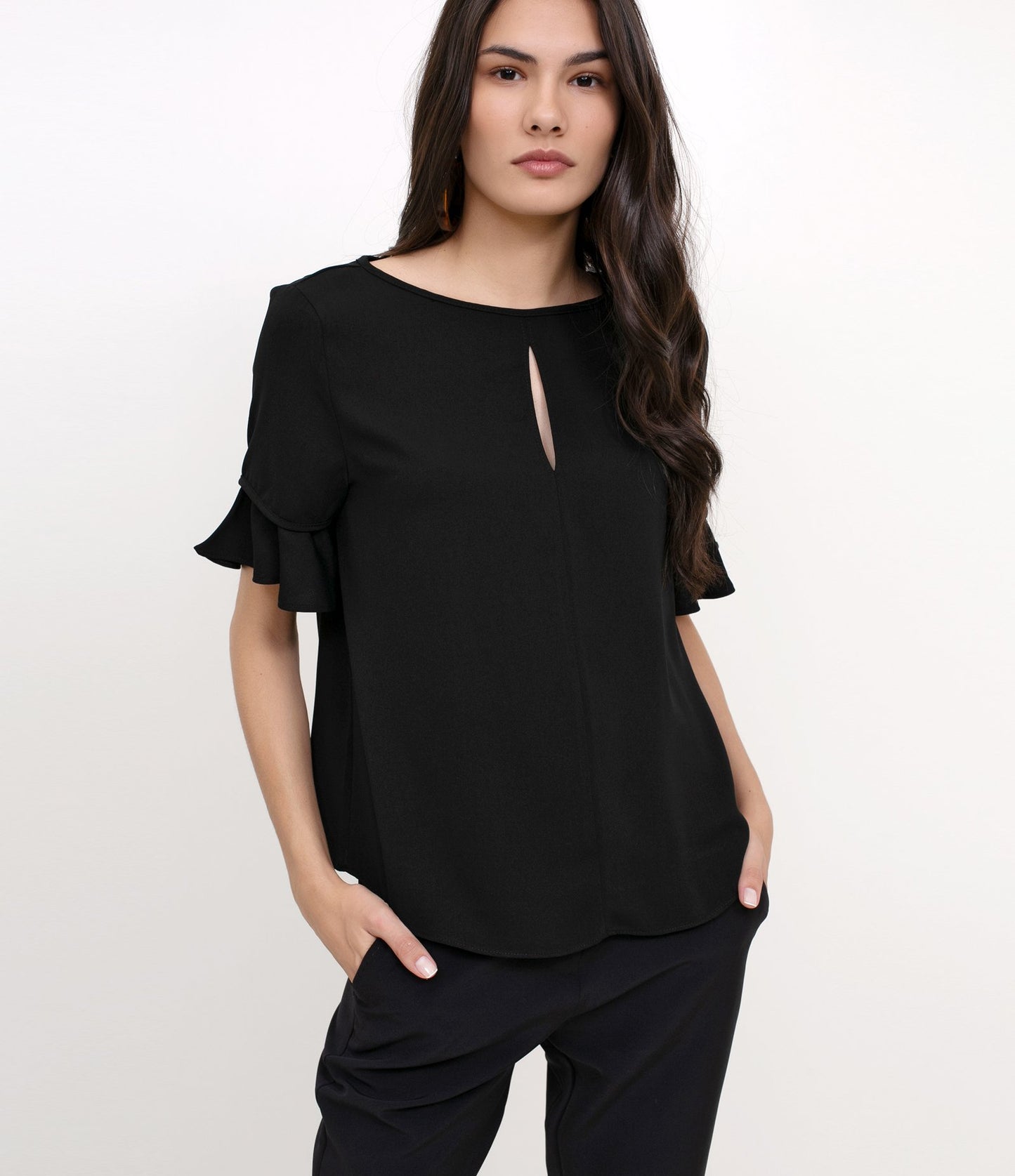 Camicetta nera in chiffon con volant