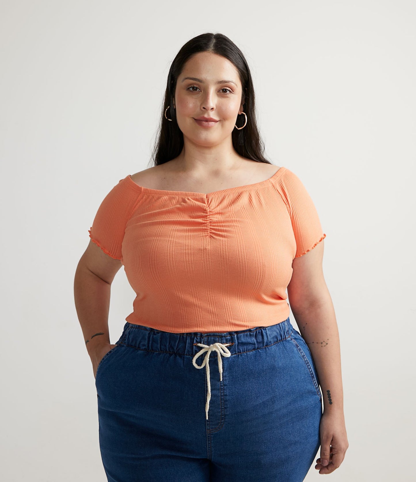 Top a maniche corte in maglia a coste Curve e taglie forti arancione