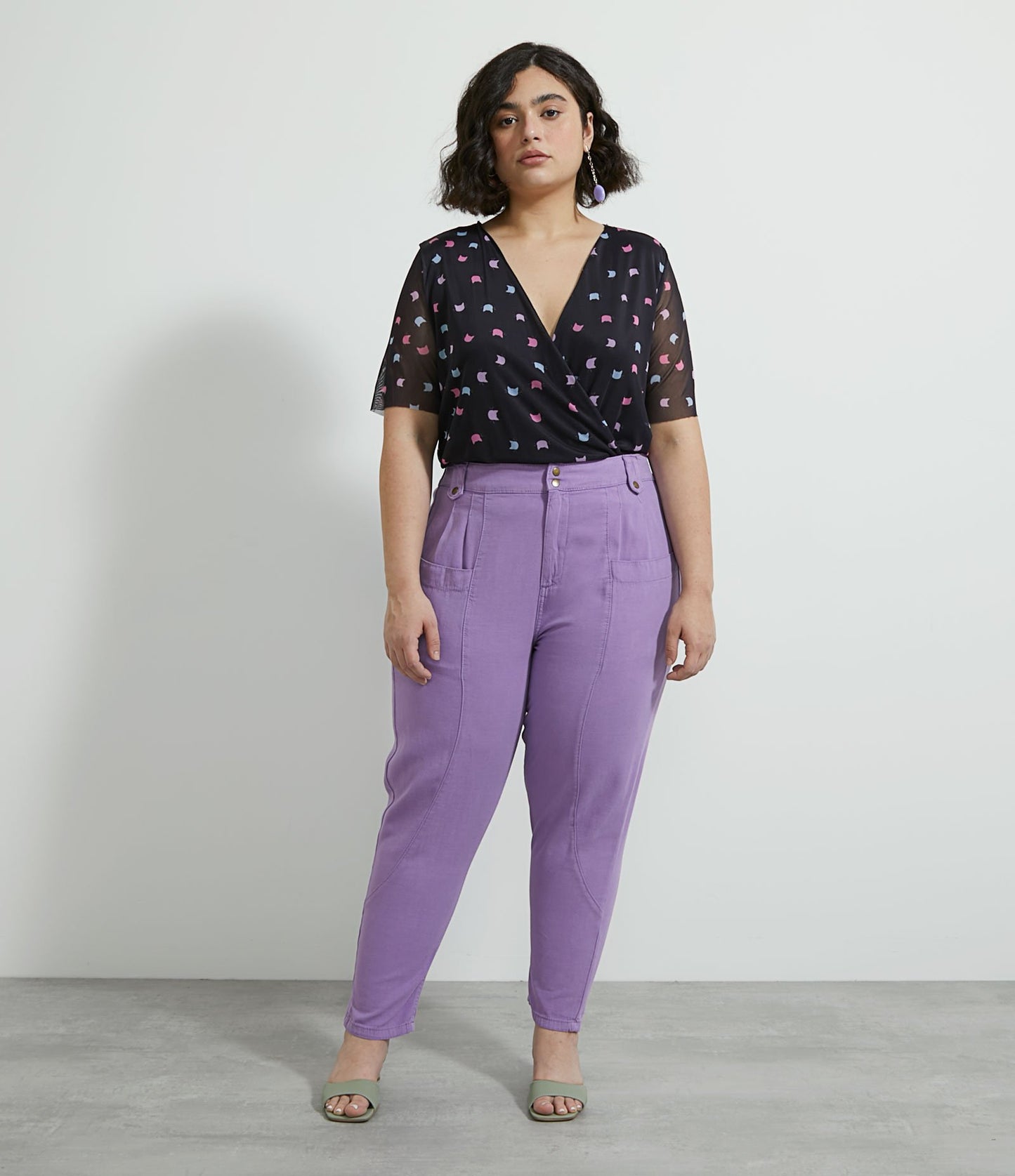 Camicetta in tulle a maniche corte con stampa a gattini, Curve e taglie forti, nero