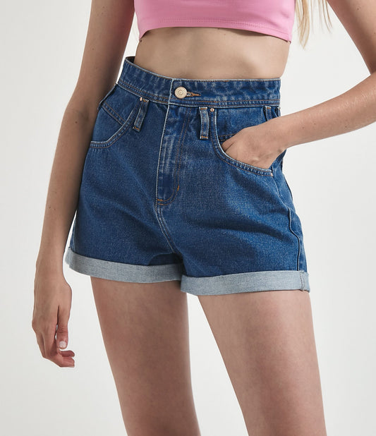 Short Mom Jeans com passadores de cinto abaixo do cós e bolsos exclusivos - Azul