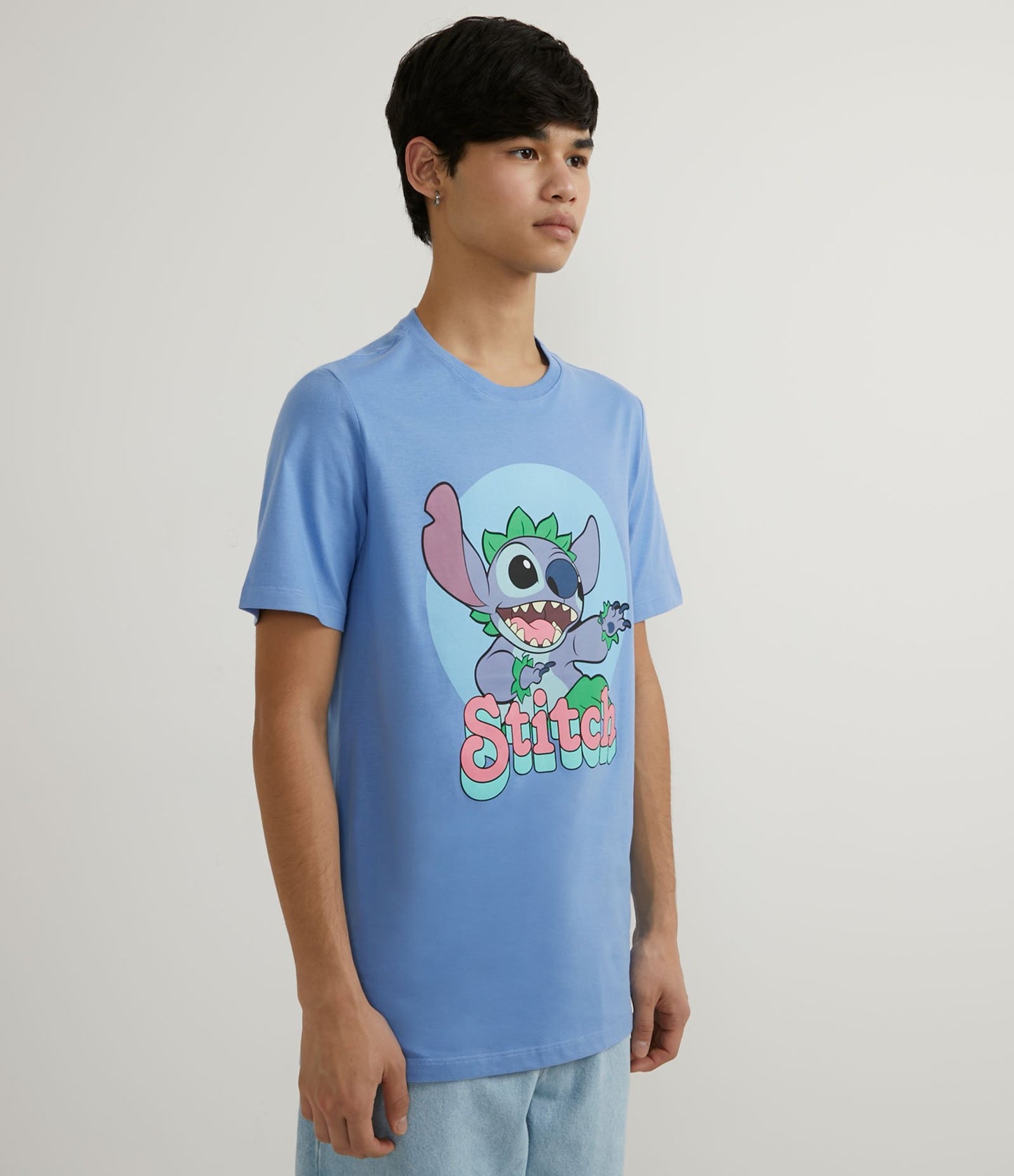 Camiseta azul de manga corta con estampado de puntos hawaianos