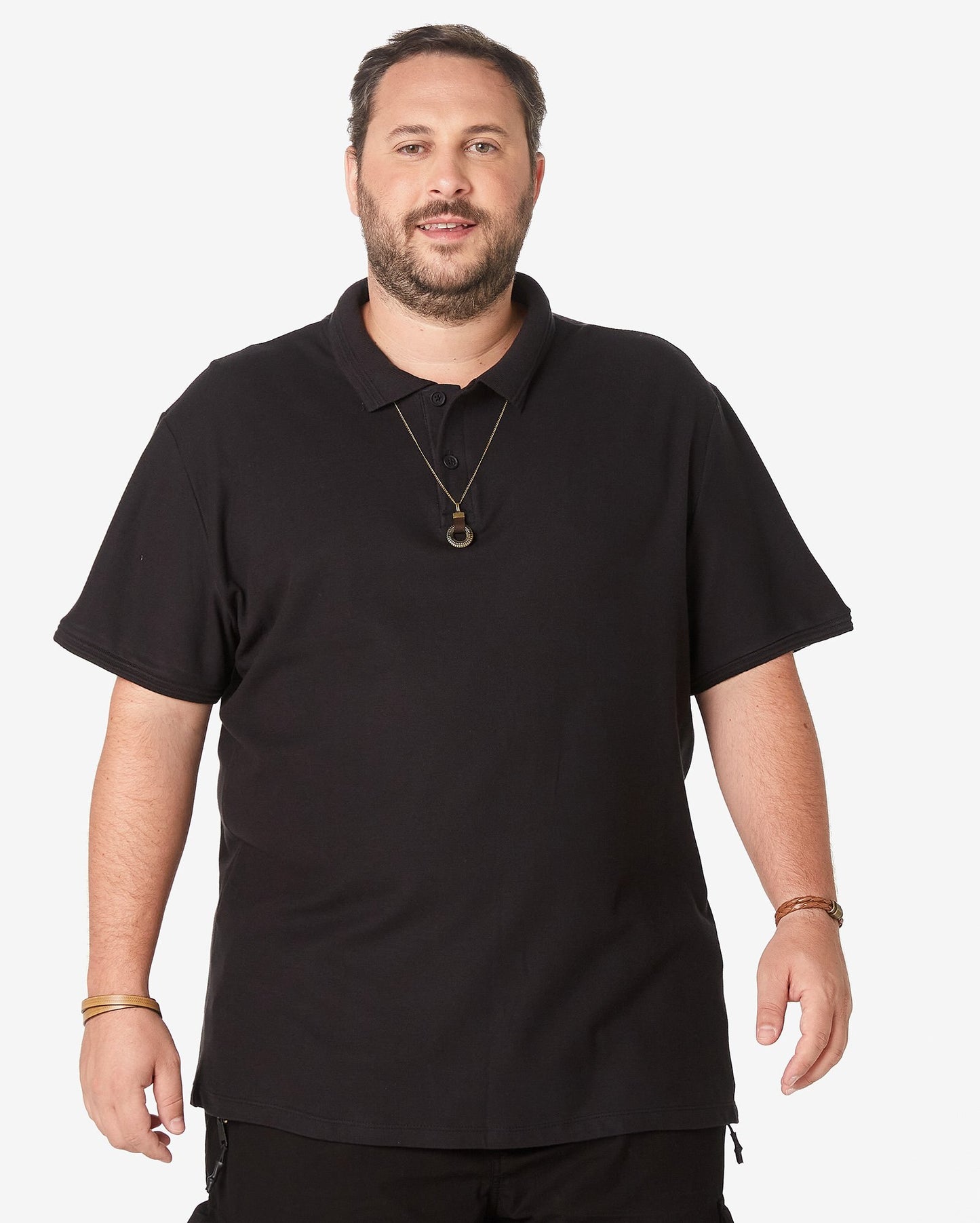 Camisa polo preta de manga curta para homens plus size da Allman para Riachuelo