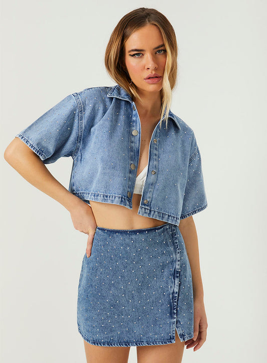 Camicia di jeans con decorazioni
