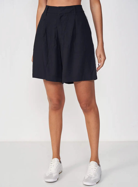 Shorts midi plissados e confortáveis