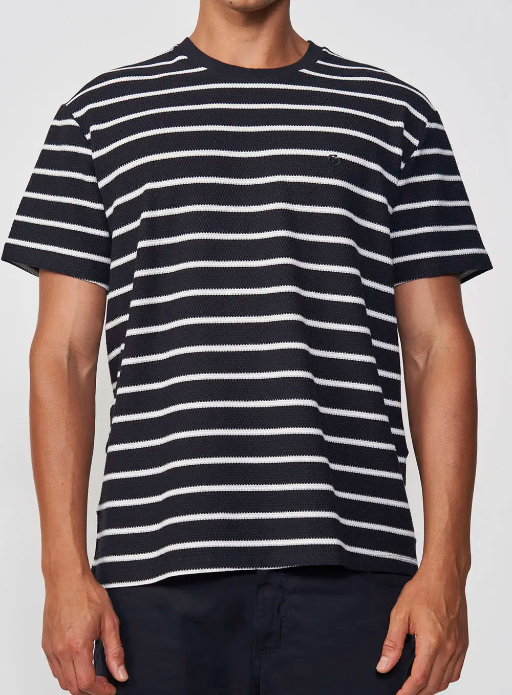 Camiseta de rayas urbanas con textura