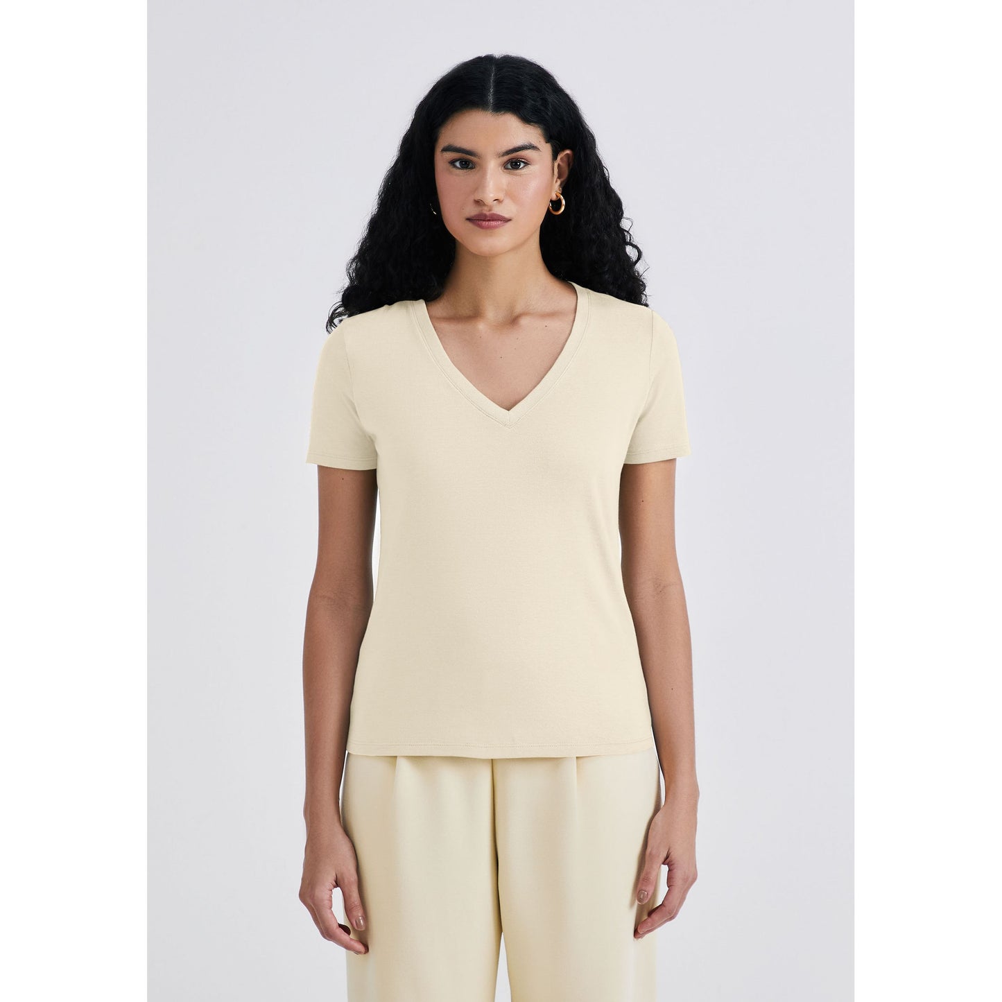 Camiseta básica de manga corta con cuello en V para hombre