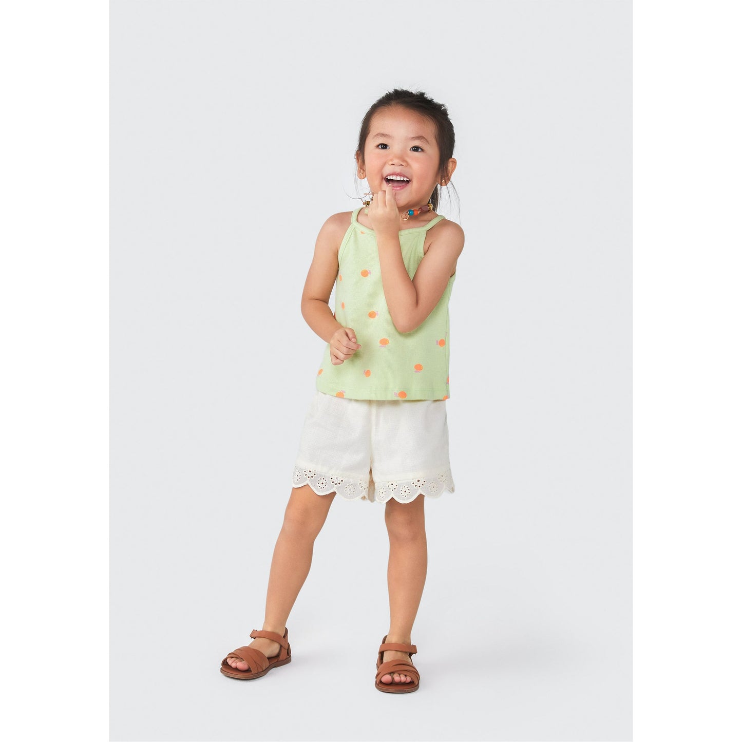 Camiseta de tirantes para niña pequeña