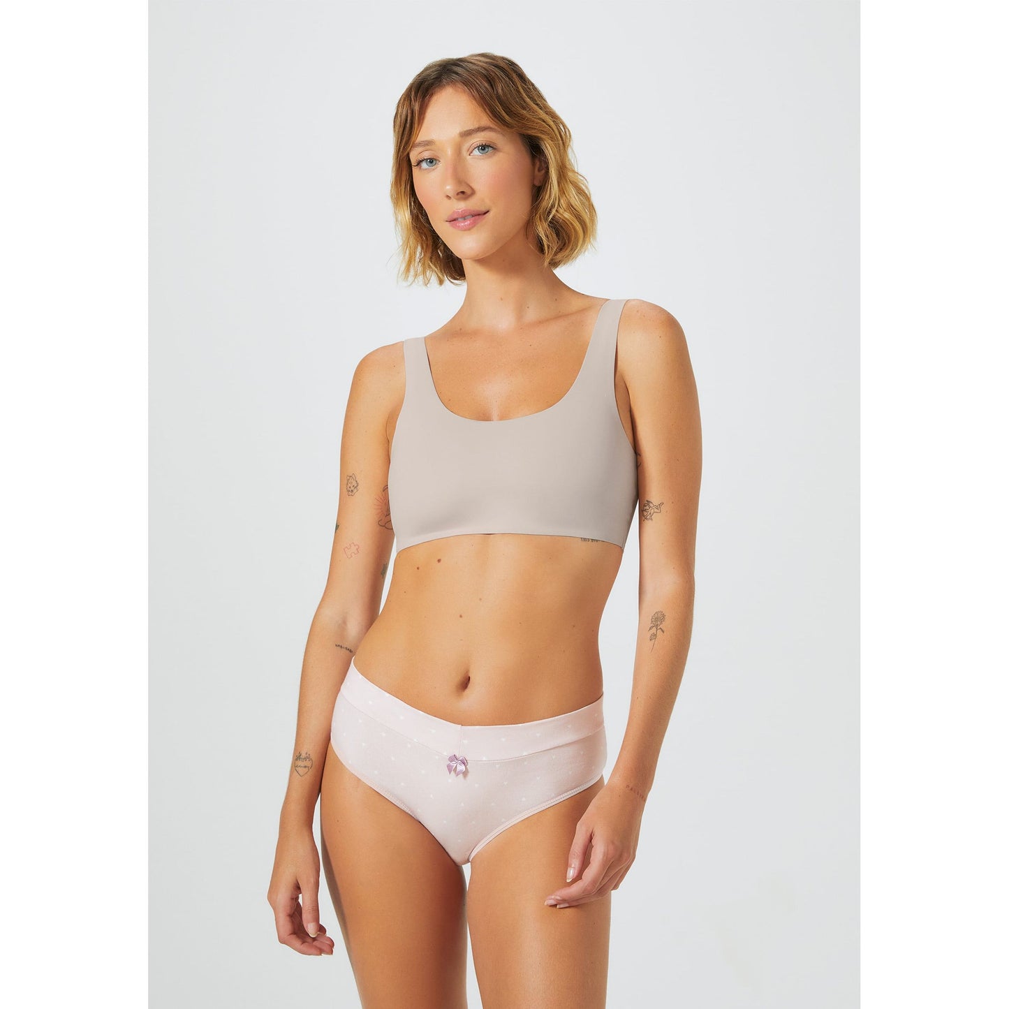 Top com alças largas e bordas com corte bruto