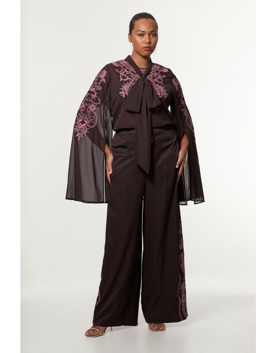 Blusa Plus Size de Georgette com recortes, miçangas, gola alta e mangas dramáticas