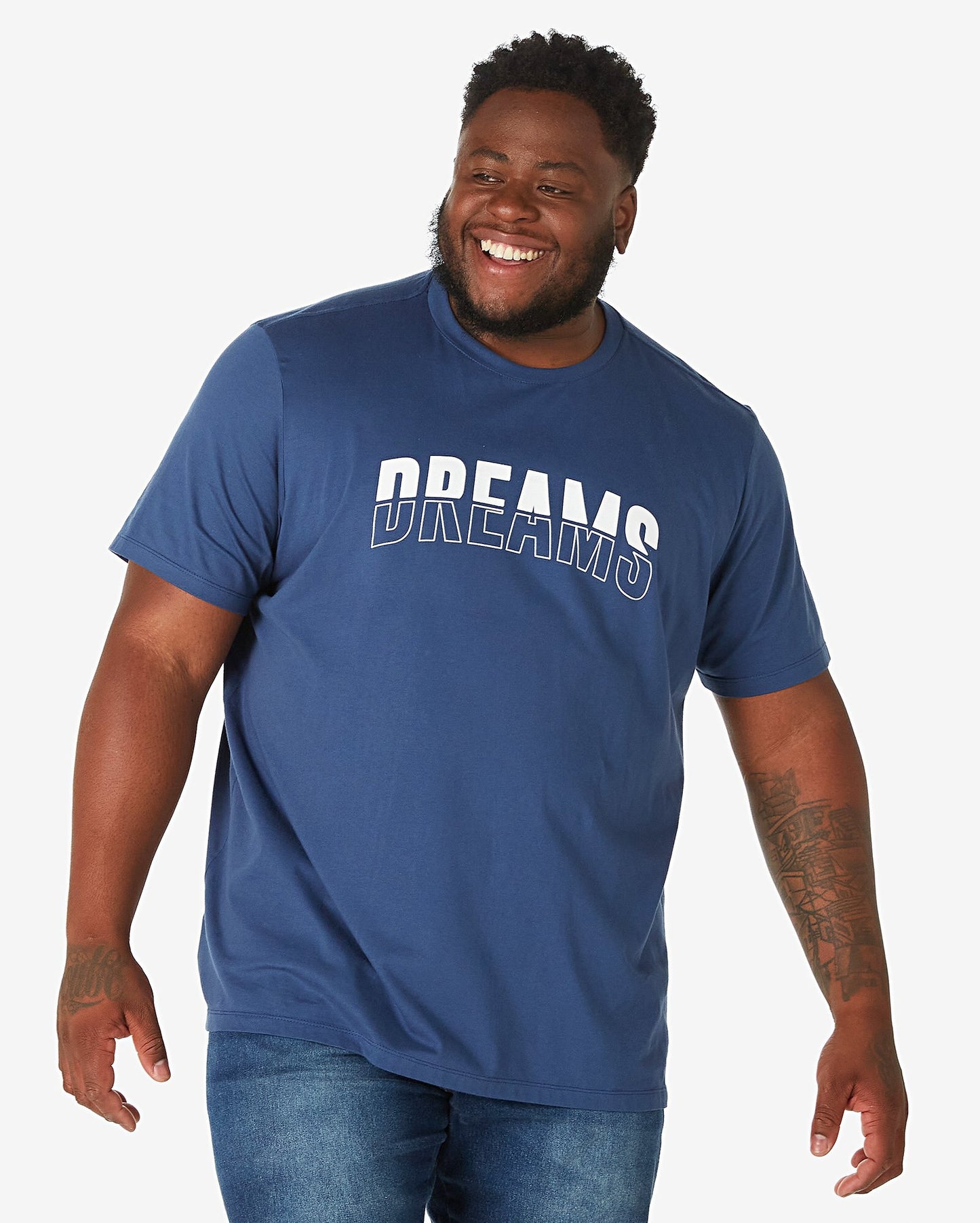 Camiseta masculina plus size de manga curta em cinza azulado - "Dreams" de Allman para Riachuelo