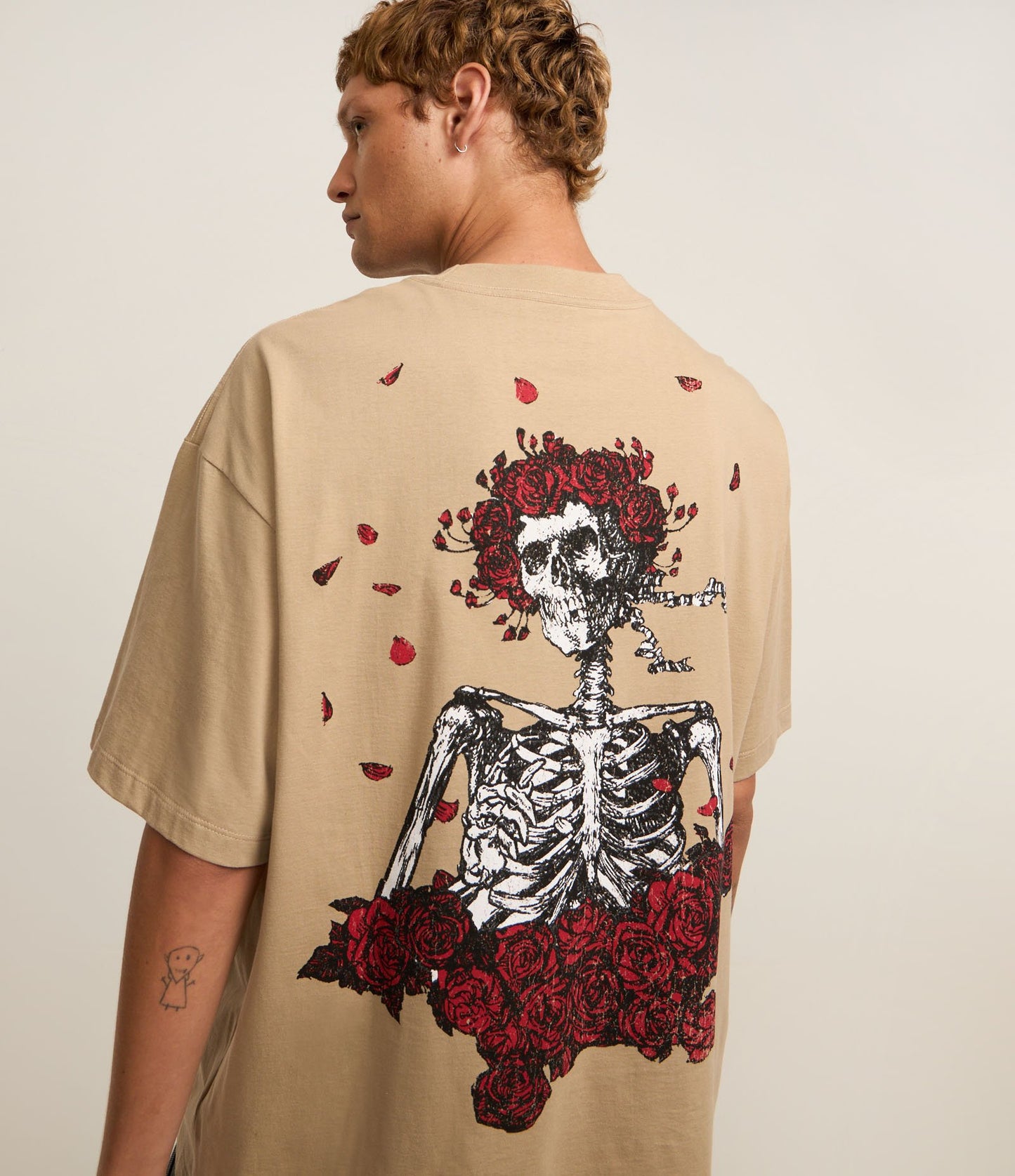 Maglietta oversize in tessuto a maglia con stampa teschio e rose beige